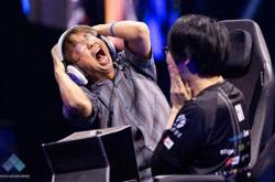 EVO大赛顺利闭幕 再次上(shàng)演各种惜(xī)败选手抱(bào)头悲號(hào)面具