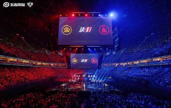 联赛五连冠!成都AG超玩会捧起KPL夏季赛奖杯