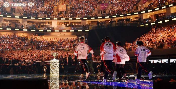 联赛五连冠!成都AG超玩会捧起KPL夏季赛奖杯