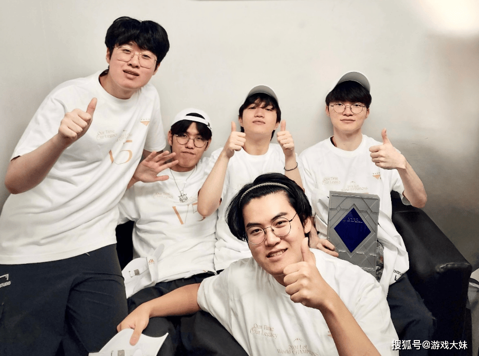 S14冠军皮肤开始宣传,zeus却被区别对待,登录页面被故意遮挡